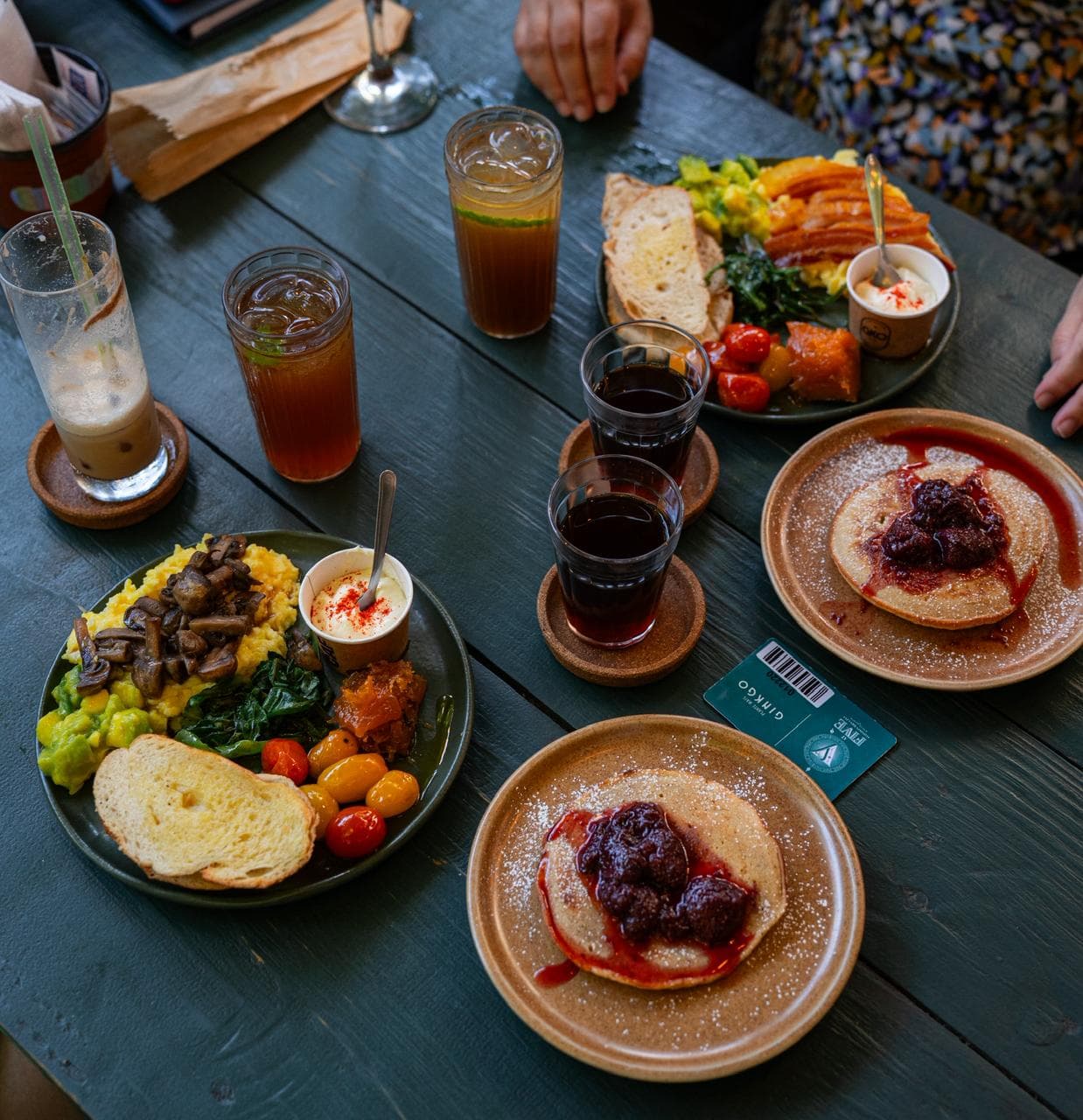 Cafés da Ginkgo — xícaras e pratos da casa