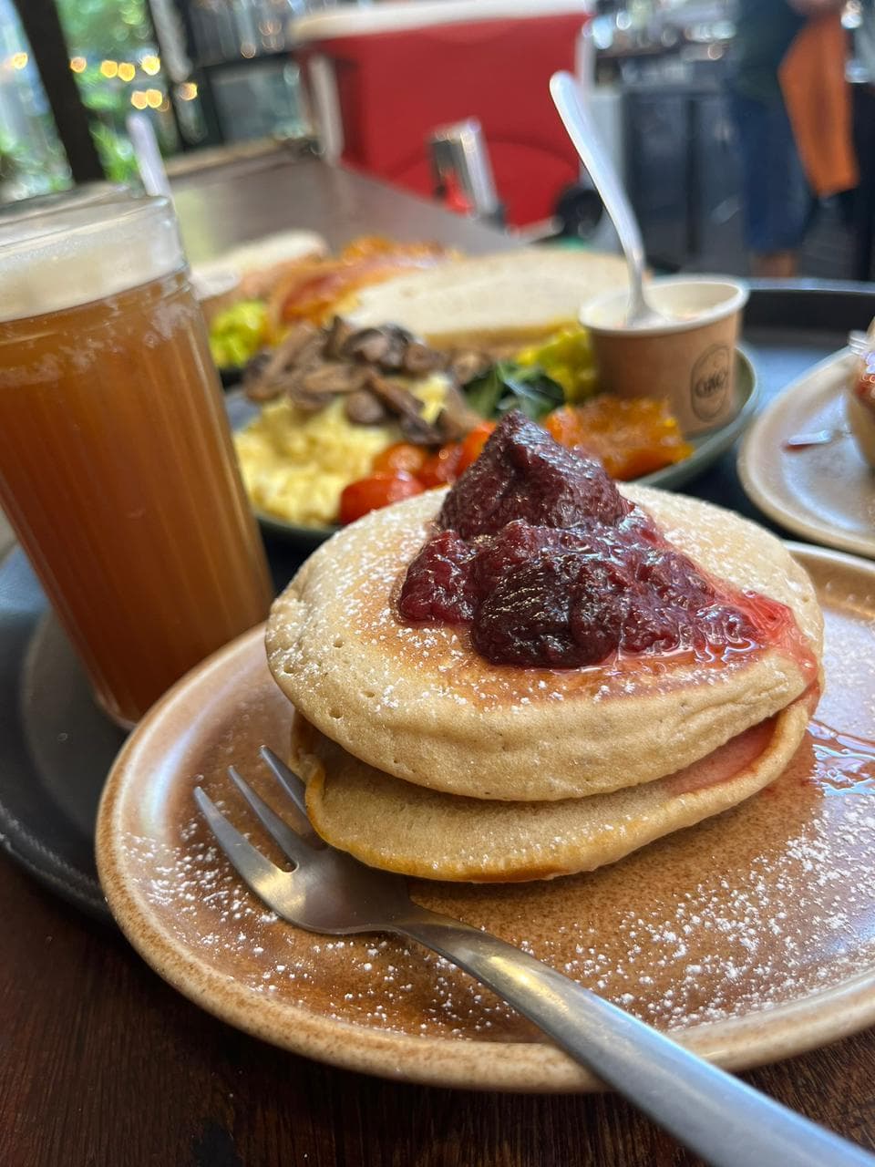 Panquecas da Ginkgo com frutas e calda